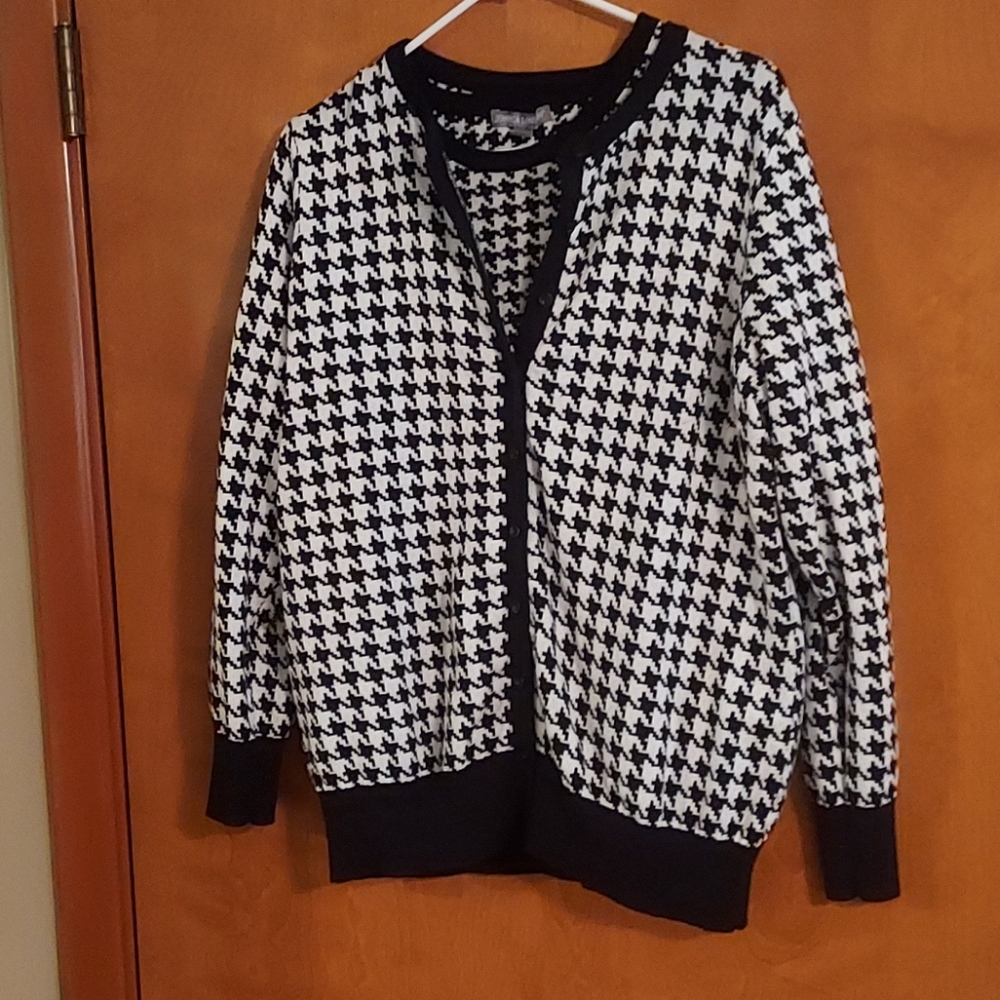 EUC houndstooth twinset